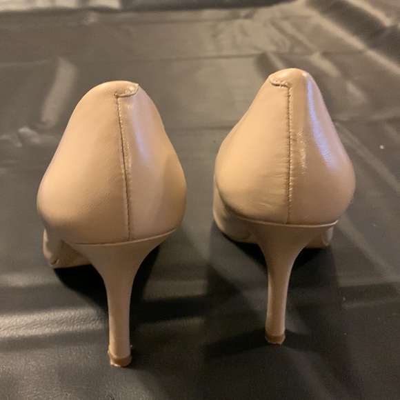 Leather heels with Bow - EUC - Picture 3 of 4